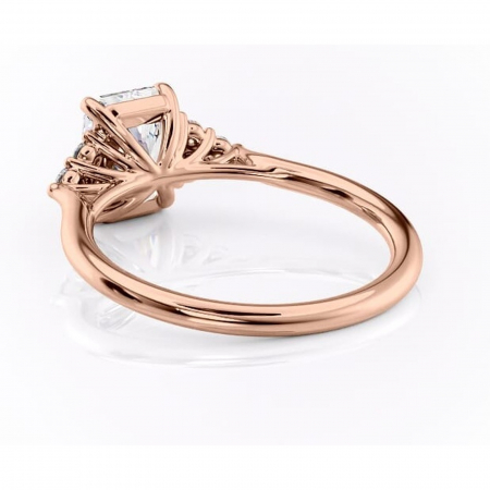 Inel de logodnă Ivylyn din aur Rose 14kt cu moissanite tăietură radiantă – Montură cu trei pietre rafinată pentru profil mediu | Personalizează și configurează gratuit online [3]