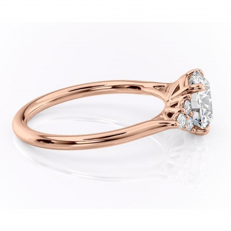 Inel de logodnă Ivylyn din aur Rose 14kt cu moissanite tăietură rotundă – Montură cu trei pietre rafinată pentru profil mediu | Personalizează și configurează gratuit online [1]