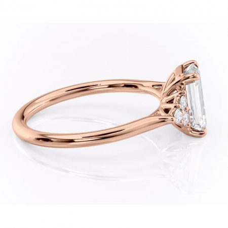 Inel de logodnă Ivylyn din aur Rose 14kt cu moissanite tăietură smarald – Montură cu trei pietre rafinată pentru profil mediu | Personalizează și configurează gratuit online [1]