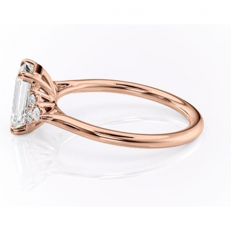 Inel de logodnă Ivylyn din aur Rose 14kt cu moissanite tăietură smarald – Montură cu trei pietre rafinată pentru profil mediu | Personalizează și configurează gratuit online [5]