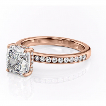 Inel de logodnă Jade din aur Rose 18kt cu moissanite tăietură pernă – Montură cu canal rafinată pentru profil înalt | Personalizează și configurează gratuit online [6]