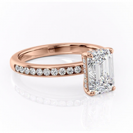 Smarald - Inel de logodnă Jade din aur Rose 18kt cu moissanite tăietură smarald – Montură cu canal rafinată pentru profil înalt | Personalizează și configurează gratuit online