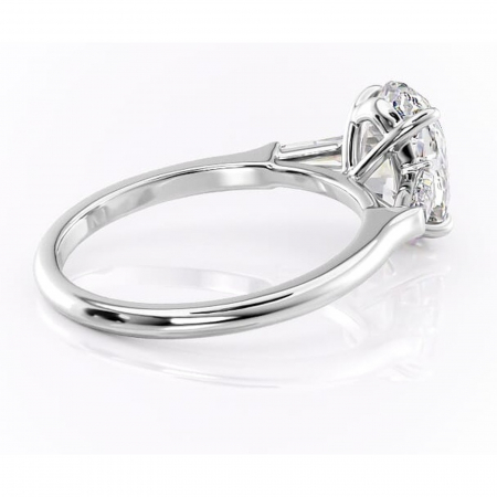 Inel de logodnă Juliette din aur Alb 14kt cu moissanite tăietură ovală – Solitar rafinată pentru profil înalt | Personalizează și configurează gratuit online [2]