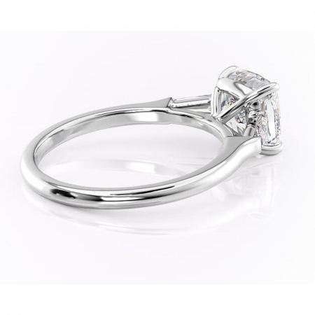 Inel de logodnă Juliette din aur Alb 14kt cu moissanite tăietură pernă – Solitar rafinată pentru profil înalt | Personalizează și configurează gratuit online [2]