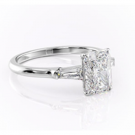 Radiantă - Inel de logodnă Juliette din aur Alb 14kt cu moissanite tăietură radiantă – Solitar rafinată pentru profil înalt | Personalizează și configurează gratuit online