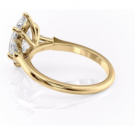 Inel de logodnă Juliette din aur Galben 18kt cu moissanite tăietură marquise – Solitar rafinată pentru profil înalt | Personalizează și configurează gratuit online [4]