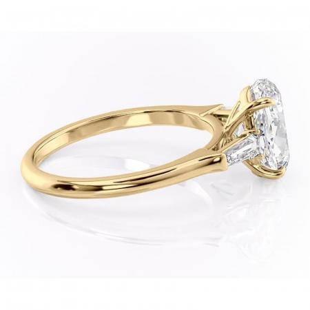 Inel de logodnă Juliette din aur Galben 18kt cu moissanite tăietură ovală – Solitar rafinată pentru profil înalt | Personalizează și configurează gratuit online [1]