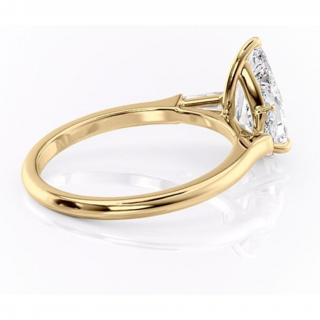 Inel de logodnă Juliette din aur Galben 18kt cu moissanite tăietură pară – Solitar rafinată pentru profil înalt | Personalizează și configurează gratuit online [2]