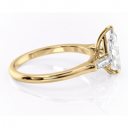 Inel de logodnă Juliette din aur Galben 18kt cu moissanite tăietură pară – Solitar rafinată pentru profil înalt | Personalizează și configurează gratuit online [1]