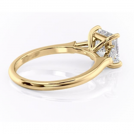 Inel de logodnă Juliette din aur Galben 14kt cu moissanite tăietură princess – Solitar rafinată pentru profil înalt | Personalizează și configurează gratuit online [2]