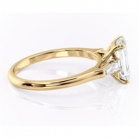 Inel de logodnă Juliette din aur Galben 14kt cu moissanite tăietură smarald – Solitar rafinată pentru profil înalt | Personalizează și configurează gratuit online [1]