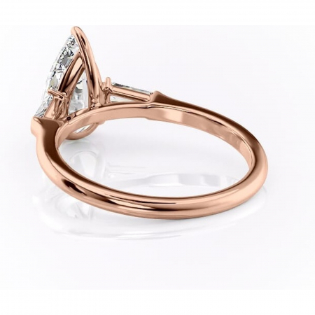 Inel de logodnă Juliette din aur Rose 14kt cu moissanite tăietură pară – Solitar rafinată pentru profil înalt | Personalizează și configurează gratuit online [3]