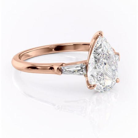 14K - Inel de logodnă Juliette din aur Rose 14kt cu moissanite tăietură pară – Solitar rafinată pentru profil înalt | Personalizează și configurează gratuit online