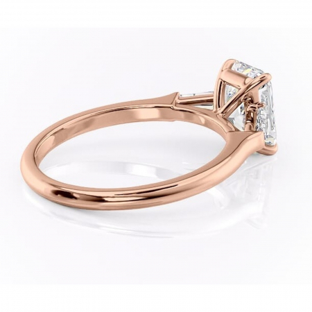 Inel de logodnă Juliette din aur Rose 14kt cu moissanite tăietură radiantă – Solitar rafinată pentru profil înalt | Personalizează și configurează gratuit online [2]