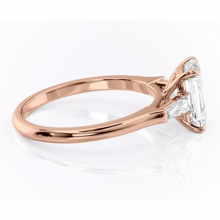 Inel de logodnă Juliette din aur Rose 18kt cu moissanite tăietură smarald – Solitar rafinată pentru profil înalt | Personalizează și configurează gratuit online [1]