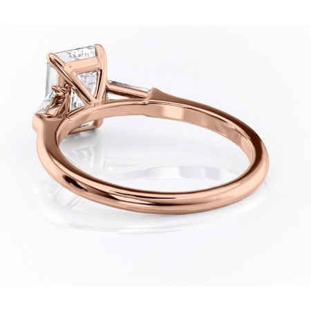 Inel de logodnă Juliette din aur Rose 18kt cu moissanite tăietură smarald – Solitar rafinată pentru profil înalt | Personalizează și configurează gratuit online [3]