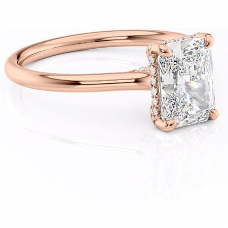 14K - Inel de logodnă Kaia din aur Rose 14kt cu moissanite tăietură radiantă – Solitar rafinată pentru profil mediu | Personalizează și configurează gratuit online