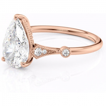 Inel de logodnă Lacey din aur Rose 18kt cu moissanite tăietură pară – Pietre laterale rafinată pentru profil înalt | Personalizează și configurează gratuit online [6]