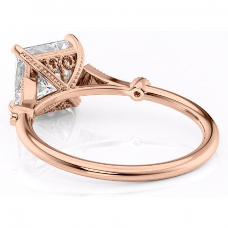 Inel de logodnă Lacey din aur Rose 18kt cu moissanite tăietură princess – Pietre laterale rafinată pentru profil înalt | Personalizează și configurează gratuit online [3]