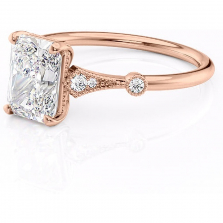 Inel de logodnă Lacey din aur Rose 14kt cu moissanite tăietură radiantă – Pietre laterale rafinată pentru profil înalt | Personalizează și configurează gratuit online [6]