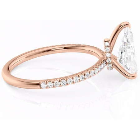 Inel de logodnă Lavinia din aur Rose 14kt cu moissanite tăietură pară – Montură pavé rafinată pentru profil înalt | Personalizează și configurează gratuit online [1]