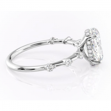 Inel de logodnă Lilya din aur Alb 14kt cu moissanite tăietură ovală – Pietre laterale rafinată pentru profil mediu | Personalizează și configurează gratuit online [1]