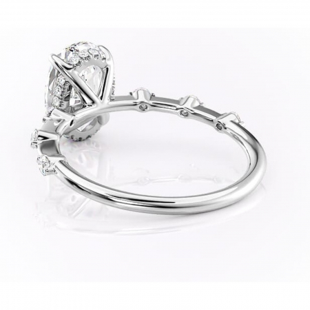 Inel de logodnă Lilya din aur Alb 14kt cu moissanite tăietură ovală – Pietre laterale rafinată pentru profil mediu | Personalizează și configurează gratuit online [3]