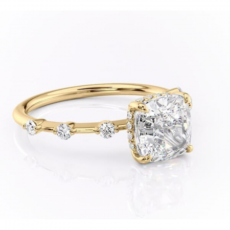 Aur galben - Inel de logodnă Lilya din aur Galben 18kt cu moissanite tăietură pernă – Pietre laterale rafinată pentru profil mediu | Personalizează și configurează gratuit online