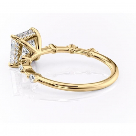 Inel de logodnă Lilya din aur Galben 14kt cu moissanite tăietură princess – Pietre laterale rafinată pentru profil mediu | Personalizează și configurează gratuit online [4]