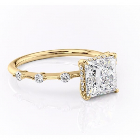 Aur galben - Inel de logodnă Lilya din aur Galben 18kt cu moissanite tăietură princess – Pietre laterale rafinată pentru profil mediu | Personalizează și configurează gratuit online