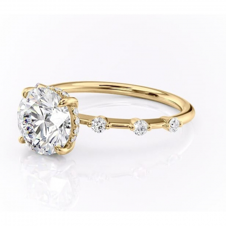 Inel de logodnă Lilya din aur Galben 14kt cu moissanite tăietură rotundă – Pietre laterale rafinată pentru profil mediu | Personalizează și configurează gratuit online [6]