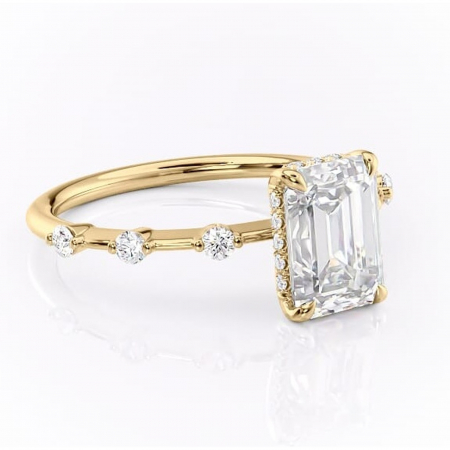 Aur galben - Inel de logodnă Lilya din aur Galben 18kt cu moissanite tăietură smarald – Pietre laterale rafinată pentru profil mediu | Personalizează și configurează gratuit online