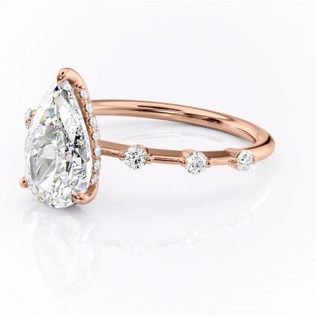 Inel de logodnă Lilya din aur Rose 18kt cu moissanite tăietură pară – Pietre laterale rafinată pentru profil mediu | Personalizează și configurează gratuit online [6]