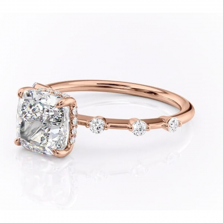 Inel de logodnă Lilya din aur Rose 18kt cu moissanite tăietură pernă – Pietre laterale rafinată pentru profil mediu | Personalizează și configurează gratuit online [6]