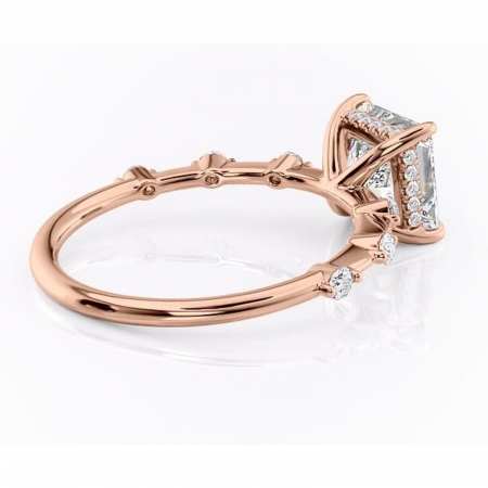 Inel de logodnă Lilya din aur Rose 18kt cu moissanite tăietură princess – Pietre laterale rafinată pentru profil mediu | Personalizează și configurează gratuit online [2]