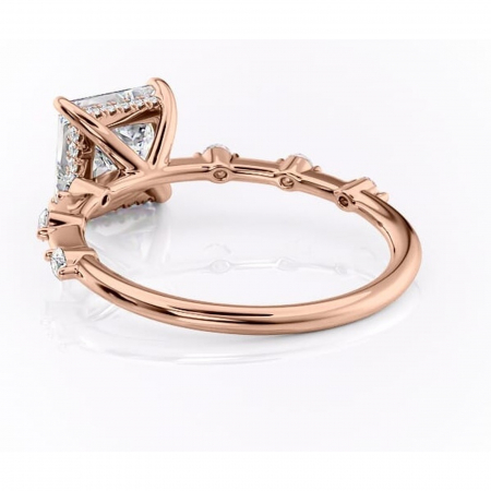 Inel de logodnă Lilya din aur Rose 18kt cu moissanite tăietură princess – Pietre laterale rafinată pentru profil mediu | Personalizează și configurează gratuit online [3]