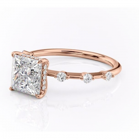 Inel de logodnă Lilya din aur Rose 18kt cu moissanite tăietură princess – Pietre laterale rafinată pentru profil mediu | Personalizează și configurează gratuit online [6]