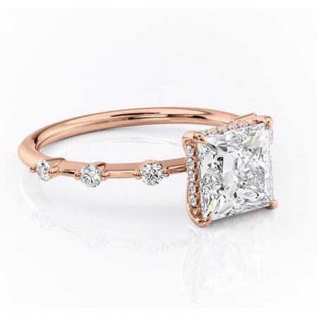 18K - Inel de logodnă Lilya din aur Rose 18kt cu moissanite tăietură princess – Pietre laterale rafinată pentru profil mediu | Personalizează și configurează gratuit online