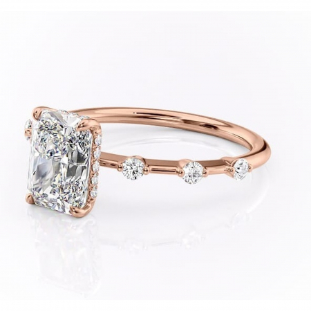 Inel de logodnă Lilya din aur Rose 14kt cu moissanite tăietură radiantă – Pietre laterale rafinată pentru profil mediu | Personalizează și configurează gratuit online [6]