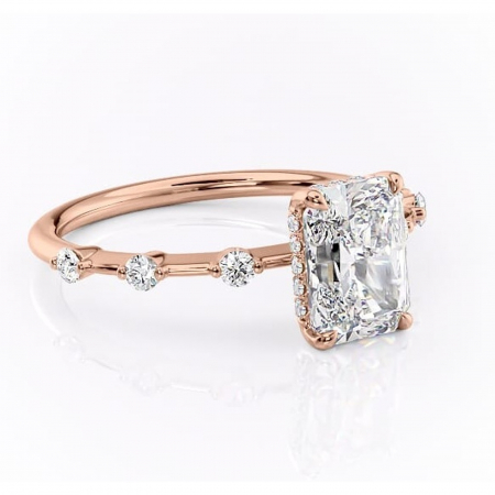 Aur roz - Inel de logodnă Lilya din aur Rose 18kt cu moissanite tăietură radiantă – Pietre laterale rafinată pentru profil mediu | Personalizează și configurează gratuit online