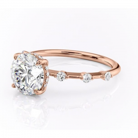 Inel de logodnă Lilya din aur Rose 14kt cu moissanite tăietură rotundă – Pietre laterale rafinată pentru profil mediu | Personalizează și configurează gratuit online [6]