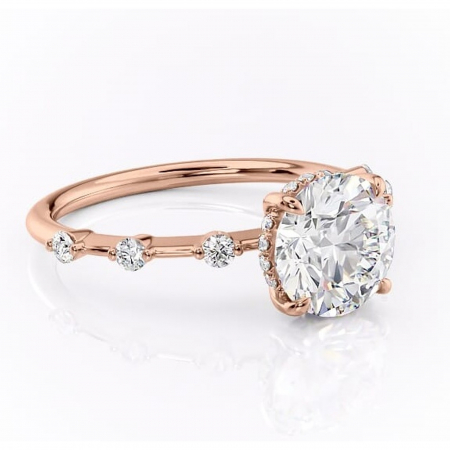 Aur roz - Inel de logodnă Lilya din aur Rose 14kt cu moissanite tăietură rotundă – Pietre laterale rafinată pentru profil mediu | Personalizează și configurează gratuit online