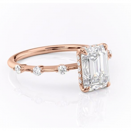 Aur roz - Inel de logodnă Lilya din aur Rose 18kt cu moissanite tăietură smarald – Pietre laterale rafinată pentru profil mediu | Personalizează și configurează gratuit online