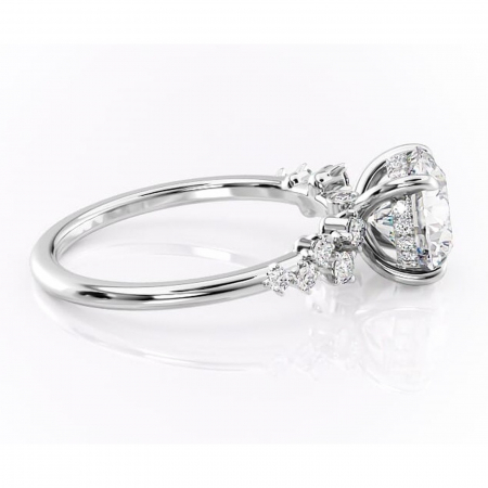 Inel de logodnă Liora din aur Alb 14kt cu moissanite tăietură rotundă – Pietre laterale rafinată pentru profil înalt | Personalizează și configurează gratuit online [1]