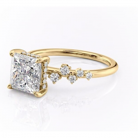 Inel de logodnă Liora din aur Galben 14kt cu moissanite tăietură princess – Pietre laterale rafinată pentru profil înalt | Personalizează și configurează gratuit online [6]