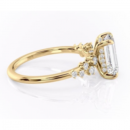 Inel de logodnă Liora din aur Galben 18kt cu moissanite tăietură smarald – Pietre laterale rafinată pentru profil înalt | Personalizează și configurează gratuit online [1]