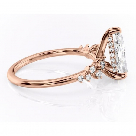 Inel de logodnă Liora din aur Rose 14kt cu moissanite tăietură pară – Pietre laterale rafinată pentru profil înalt | Personalizează și configurează gratuit online [1]