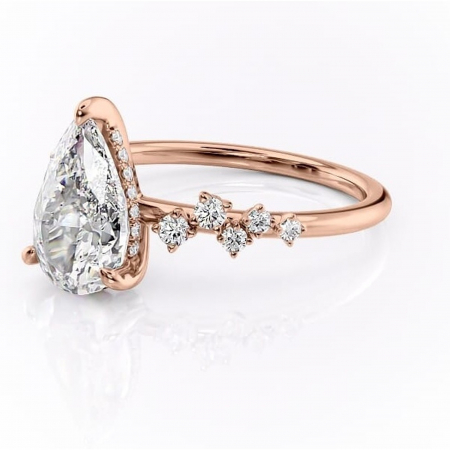 Inel de logodnă Liora din aur Rose 14kt cu moissanite tăietură pară – Pietre laterale rafinată pentru profil înalt | Personalizează și configurează gratuit online [6]