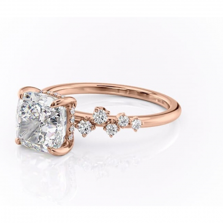 Inel de logodnă Liora din aur Rose 18kt cu moissanite tăietură pernă – Pietre laterale rafinată pentru profil înalt | Personalizează și configurează gratuit online [6]