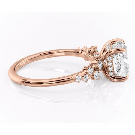 Inel de logodnă Liora din aur Rose 18kt cu moissanite tăietură pernă – Pietre laterale rafinată pentru profil înalt | Personalizează și configurează gratuit online [1]